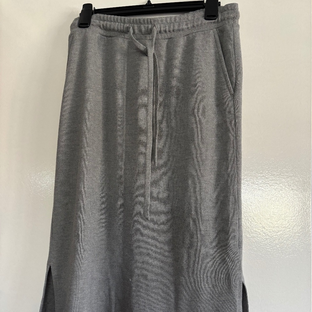 Loft pull-on ankle/mid calf length, size small, knit gray skirt.